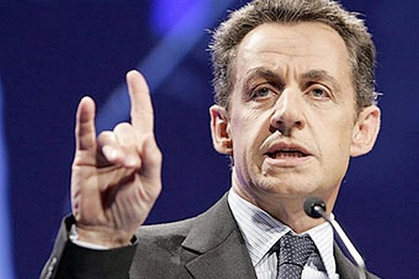 Саркози приехал в школу обсудить проблему насилия и получил удар бутылкой