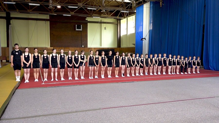 Прыжки, сальто, стойки и сила духа — этим летом акробаты и спортсмены по аэробике снова собираются вместе (видео) - В Висагинасе