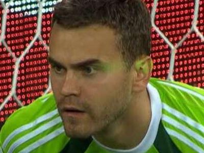 Нечестная игра: реакция зрителей на попытку ослепить лазером вратаря сборной России - Культурные и спортивные мероприятия