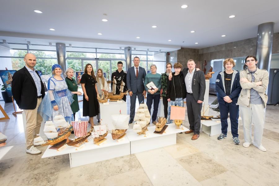 В честь 50-летия города, висагинские судомоделисты представили свои работы в Сейме Литвы (видео) - В Висагинасе