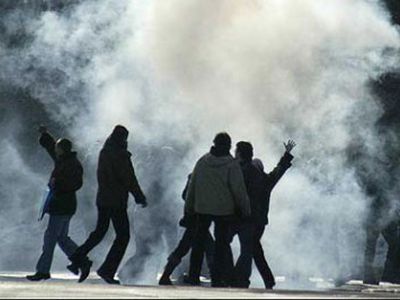 Prieš plojančius protestuotojus naudojo ašarines dujas - Pasaulyje