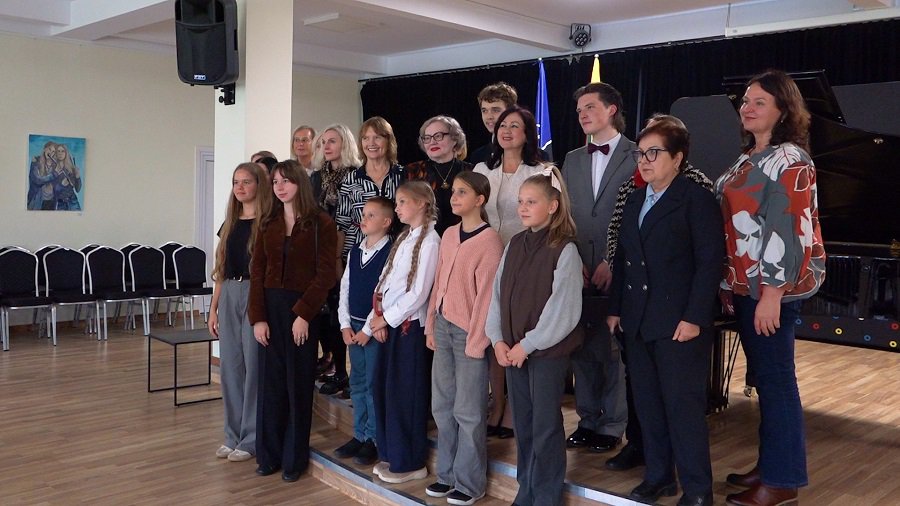 „Kartų tiltas“: nuo jaunųjų talentų iki didžiosios scenos | Savaitės kontūrai (video) - Visagine