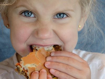 McDonald's анонсировал исчезновение чизбургеров из детского меню - В Мире