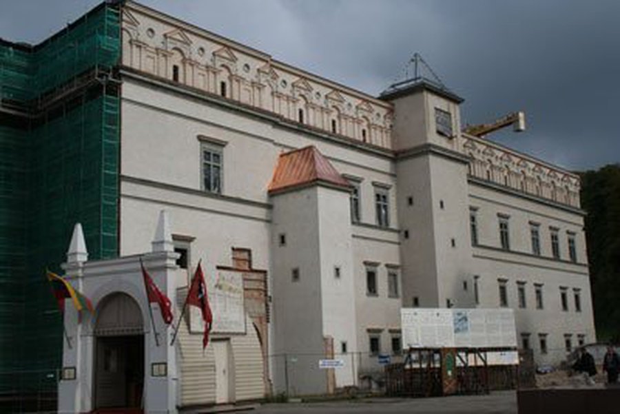 Дворец правителей: заморозить нельзя строить…                 - Литва и страны Балтии