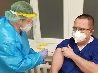 Первым 10-ти медикам Висагинской больницы сделаны прививки от COVID-19 - В Висагинасе