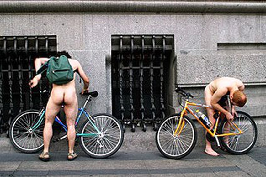 В Новой Зеландии сотрудница полиции отчитала голых велосипедистов за отсутствие шлемов