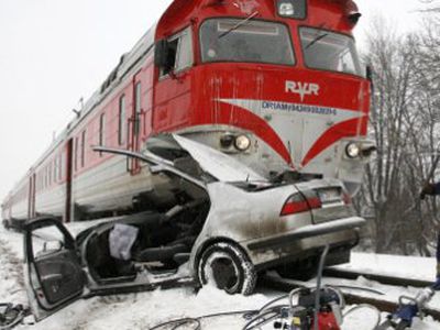 В Мариямполе поезд около 150 метров толкал перед собой автомобиль Saab - Происшествия и криминал