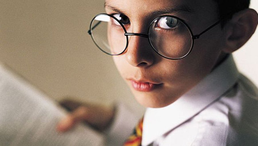 Латвийские школьники выпиливают свастику на уроках труда - Литва и страны Балтии