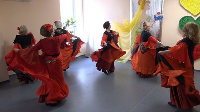 «Семь сорок» и другие танцы доставили радость подопечным Центра социальных услуг (видео)