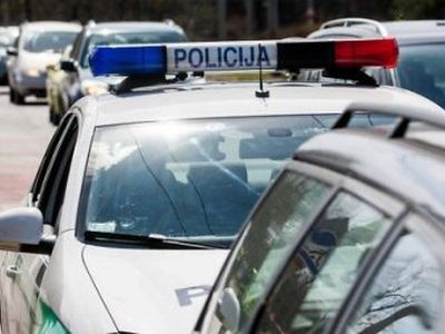 Zarasuose po avarijos "VW Golf" net pašoko į orą, tačiau vos nusileidęs ant asfalto spruko iš įvykio vietos - Įvykiai ir kriminalas