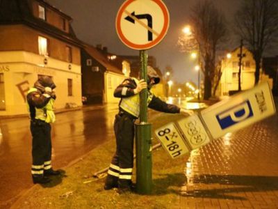 Ураган Ксавер выворачивает деревья и ломает стенды - Литва и страны Балтии