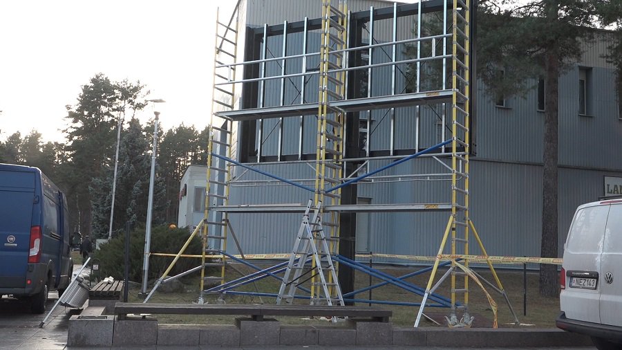 Начались работы по установке нового LED экрана. - В Висагинасе