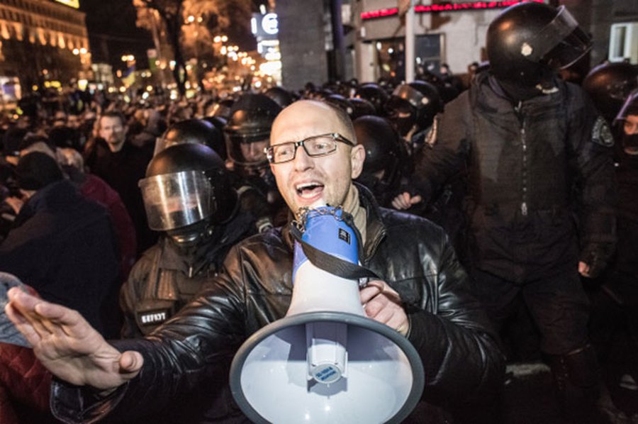 Яценюк призвал Януковича объявить перемирие до утра - В Мире