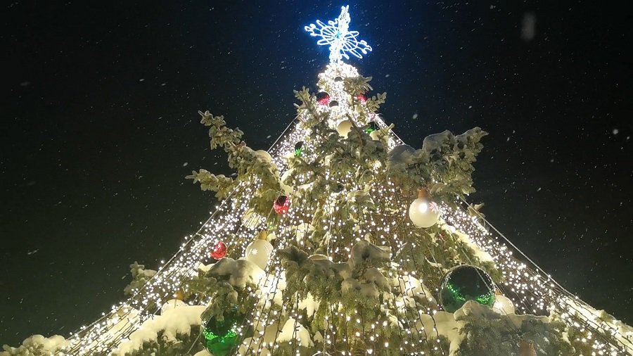 Елочка зажглась и будет радовать нас до Старого Нового года  (видео) - В Висагинасе
