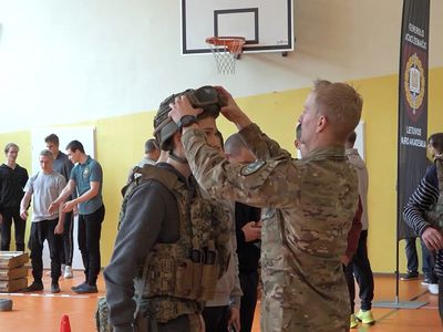 НАТО в «Atgimimo»: гимназисты преодолевали полосу препятствий и учились оказанию первой медицинской помощи (видео) - В Висагинасе