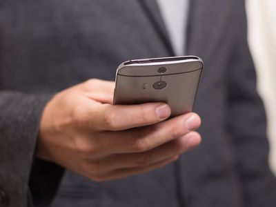 Бизнес-клиенты „Swedbank“ уже могут рассчитаться бесконтактным способом чрез телефон или "умные" часы - Экономика и бизнес