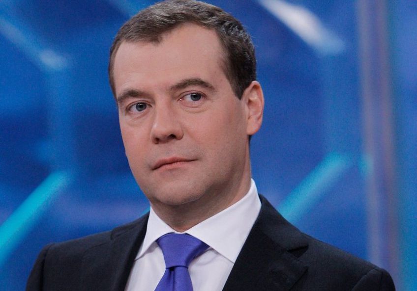 Медведев пообещал повысить трудовые пенсии