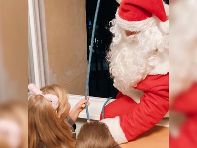 Как висагинцы встретили Новый год? Явление Деда Мороза через окна 9-этажек и другие сюрпризы (видео) - В Висагинасе