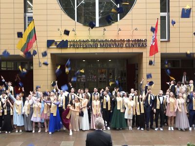 Последний звонок прозвучал для 88 выпускников Висагинского центра профессионального обучения технологиям и бизнесу (видео) - В Висагинасе