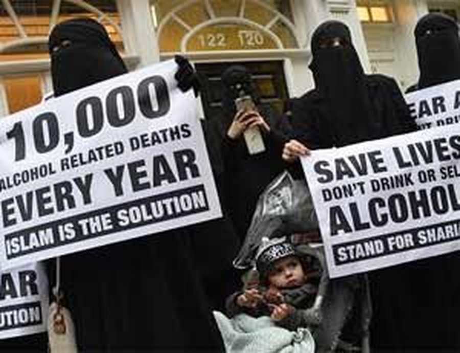 В Лондоне разогнали исламистов, призывавших силой насаждать законы шариата в Великобритании. Мусульмане грозили избить плетьми торговцев алкоголем

 - В Мире