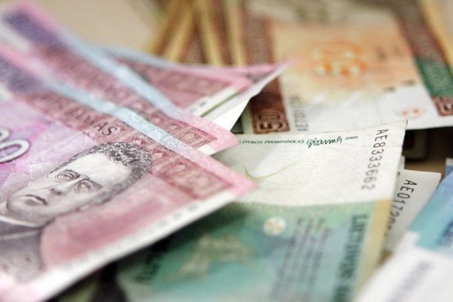 Зарплаты чиновников по-прежнему подслащивают надбавки - Литва и страны Балтии