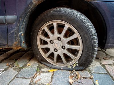 Объявлен месяц «очистки» дворов и улиц от бесхозных автомобилей - В Висагинасе