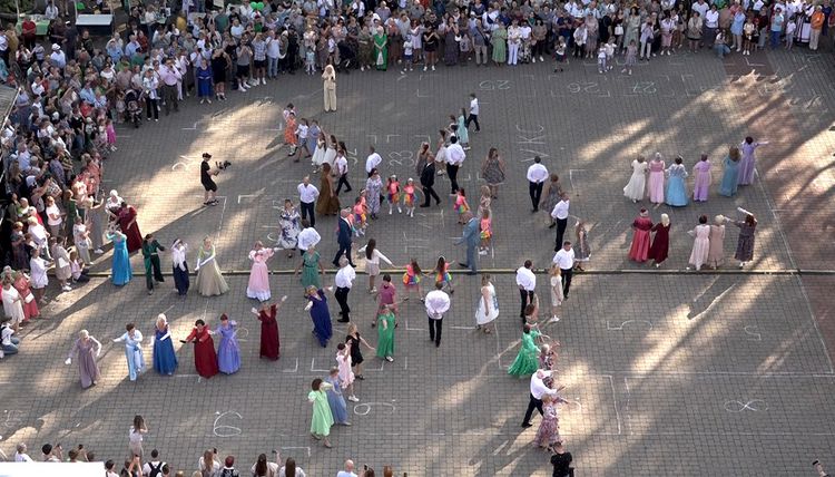 50-летие Висагинаса. В общем вальсе на площади Сантарвес танцевали мэр и вице-мэр (видео)