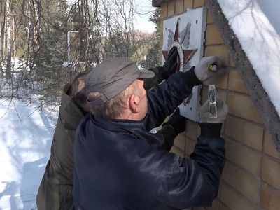 Рельеф ордена, снятого с мемориала, передан автору этой работы (видео) - В Висагинасе
