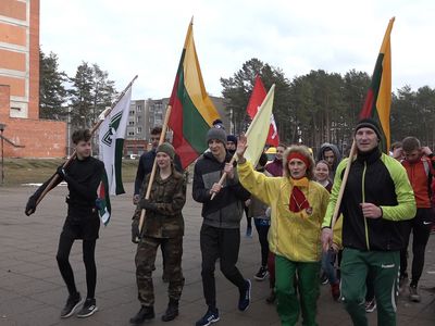 Государственный праздник отмечают и символическим пробегом по городу (видео) - В Висагинасе