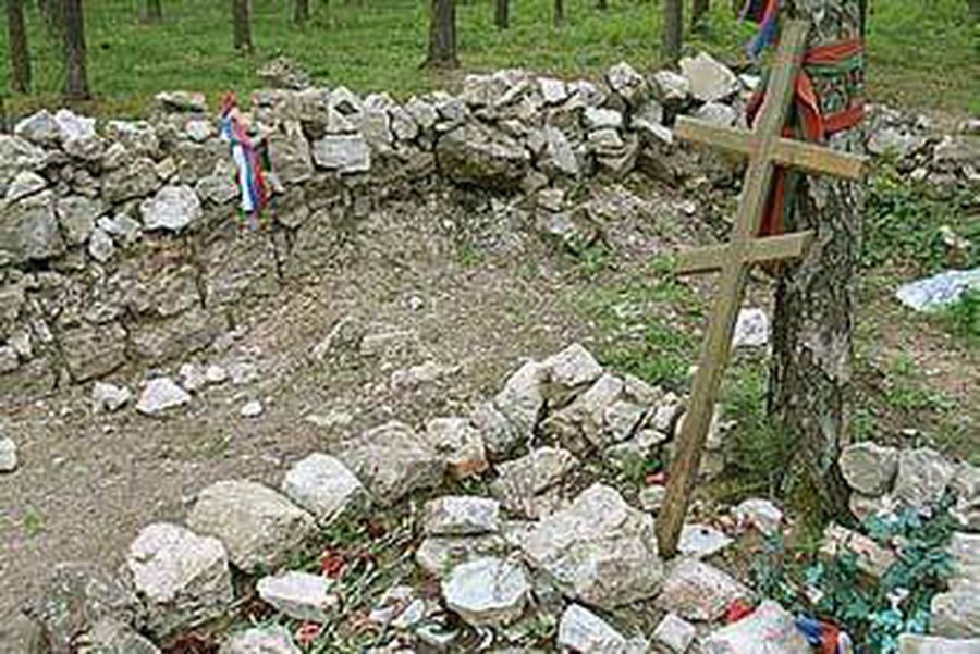 Вандалы разгромили захоронение узников Саласпилса - Литва и страны Балтии