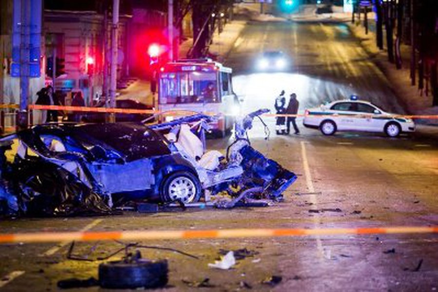 Vilniuje dideliu greičiu lėkusi „Audi A6“ rėžėsi į medį, žuvo du jauni vyrai - Lietuva ir Baltijos šalys