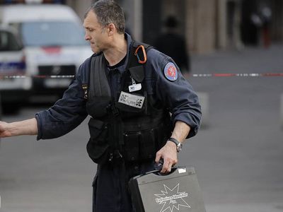 Подозреваемый по делу о взрыве в Лионе купил компоненты бомбы через интернет на свое имя - В Мире