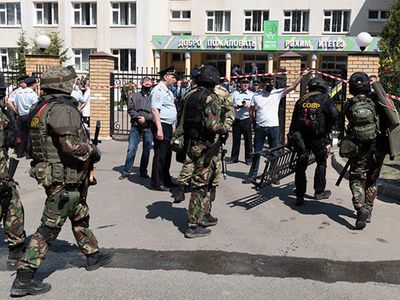 Директор казанской школы, где была стрельба, объяснила отсутствие охраны - В Мире