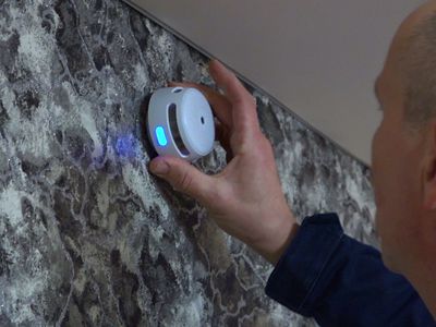 В Висагинасе в квартире человека с отсутствием слуха установлен специальный датчик дыма (видео) - В Висагинасе