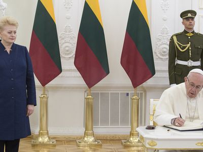 Popiežius pasirašė Lietuvos prezidentūros svečių knygoje - Lietuva ir Baltijos šalys