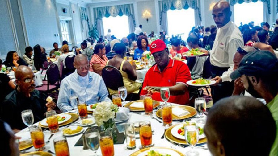 Женщина отменила свадьбу, но её родители решили провести мероприятие, чтобы накормить бездомных людей - Хобби, отдых и развлечения