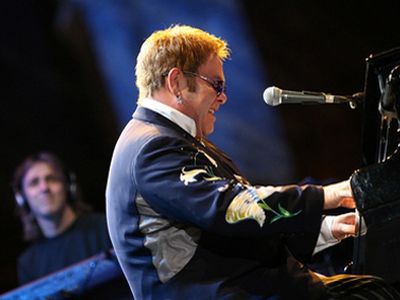 Концерт Элтона Джона в Вильнюсе породил небывалый ажиотаж в регионе

                 - Культурные и спортивные мероприятия