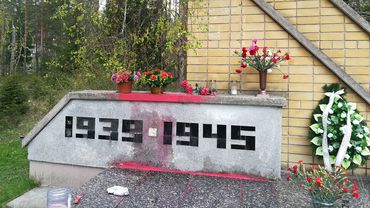 Осквернен мемориал: Могила Неизвестного Солдата облита красной краской