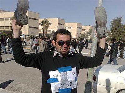 В Тегеране забросали ботинками портреты Буша - В Мире