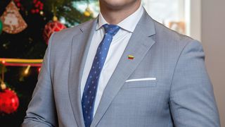 Nuoširdžiai sveikinu Jus su šv. Kalėdomis ir artėjančiais Naujaisiais metais