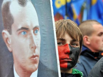 Степана Бандеру лишили звания героя Украины - В Мире