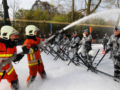 Пожарные Бельгии устроили водный протест - В Мире