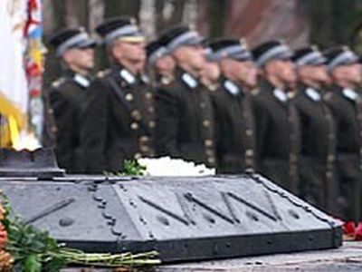 Президент и премьер Латвии возложат венки на могилу группенфюрера СС - В Мире