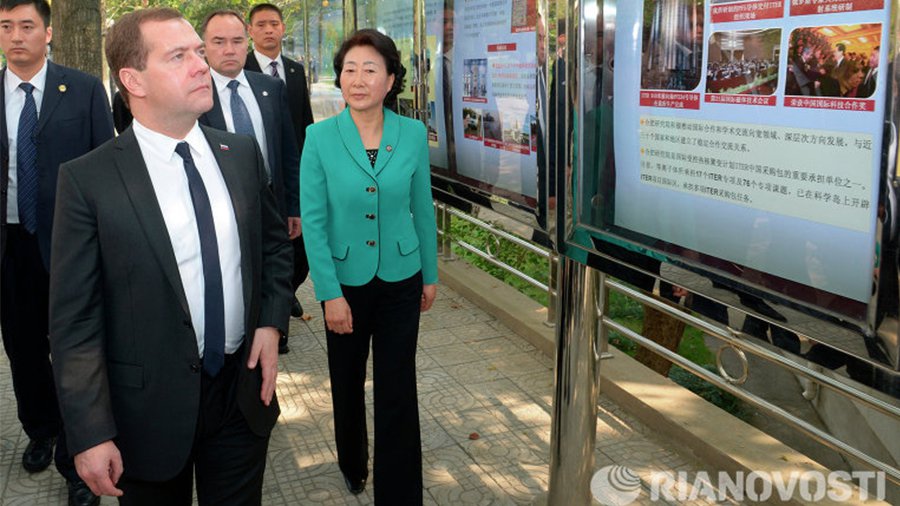 Медведев стал почетным профессором университета в Китае - В Мире