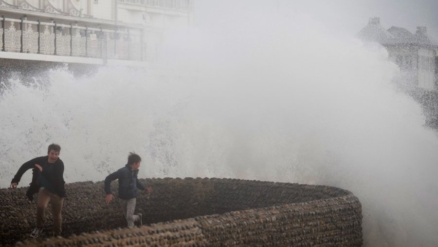 
Didžiojoje Britanijoje audra paralyžiuoja eismą - Pasaulyje