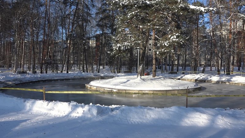 Висагинский "фонтан без воды"  превращается в круговой каток с подсветкой - В Висагинасе