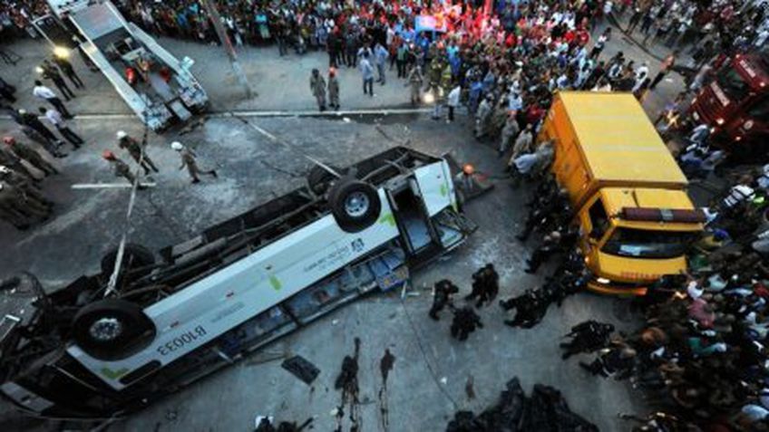 Rio de Žaneire nuo viaduko nulėkė autobusas