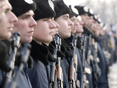 Крым теперь будут защищать три тысячи военных - В Мире