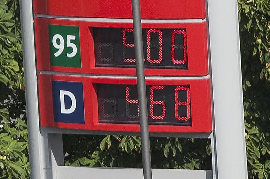 Бензин на заправках уже стоит 5 литов - Хобби, отдых и развлечения