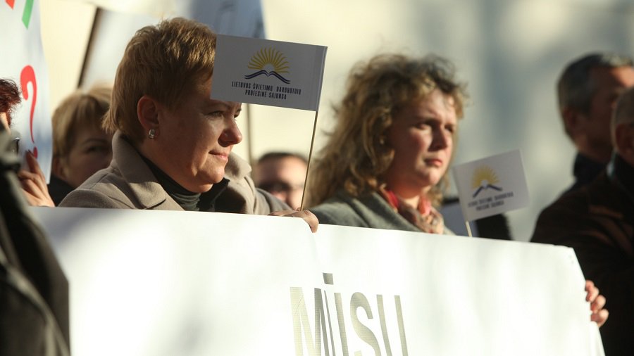 Забастовка учителей, требующих повышения зарплаты, охватила более 100 школ в Литве - Литва и страны Балтии